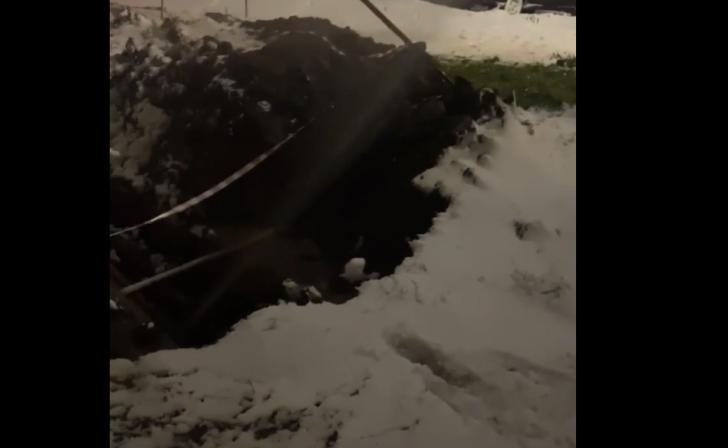 В Курске на проспекте Дружбы из-под земли забил «гейзер»