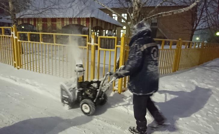 В Курске в уборке парков и скверов задействованы 16 единиц техники