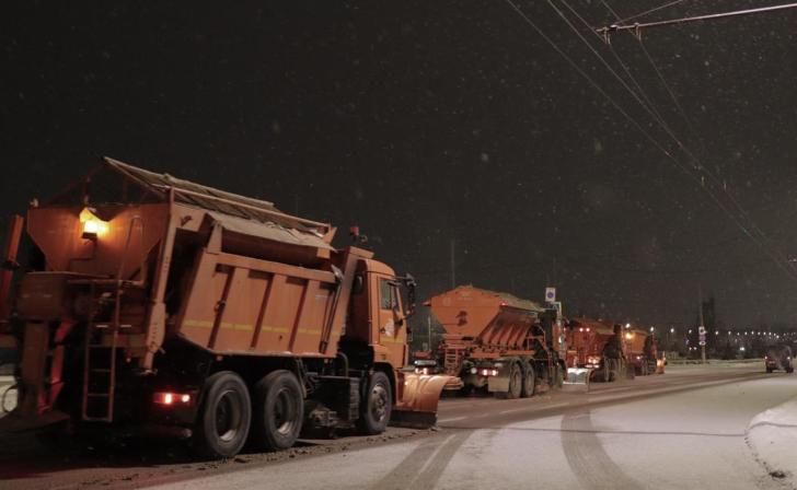 Вечером и ночью в Курске снег убирали 59 машин спецтехники