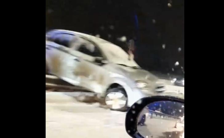 В Курске на объездной дороге автомобиль залетел на разделительную полосу