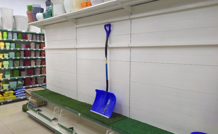 В курских магазинах кончаются лопаты В курских магазинах кончаются лопаты