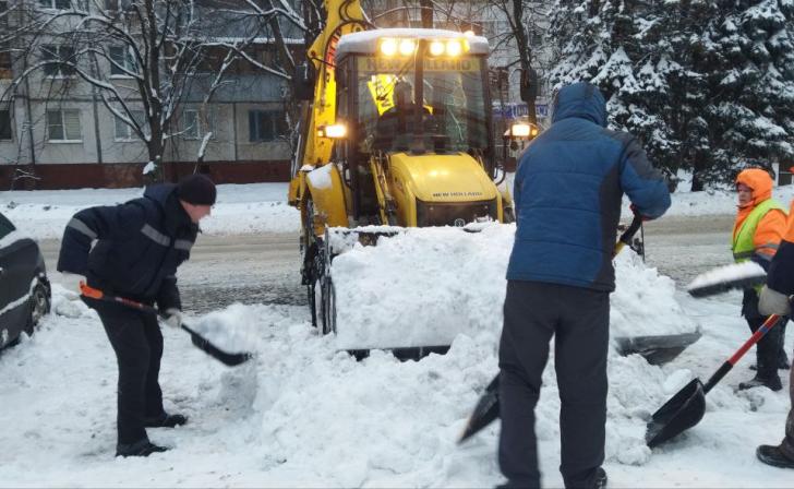 В Курске всю ночь убирали снег 68 единиц техники
