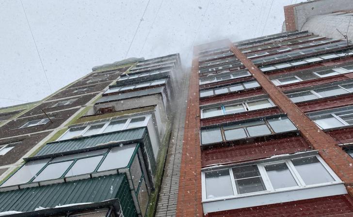 В Курске от наледи очистили 43 кровли многоквартирных домов