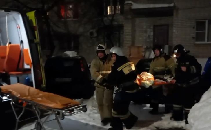 В Курске пожарные спасли выпавшую из окна женщину