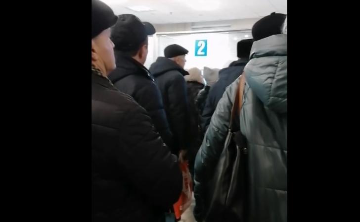 Куряне стоят в больших очередях для перезаключения договоров по газу