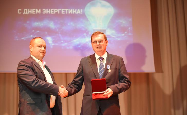 К профессиональному празднику сотрудникам «Курскэнерго» вручили награды
