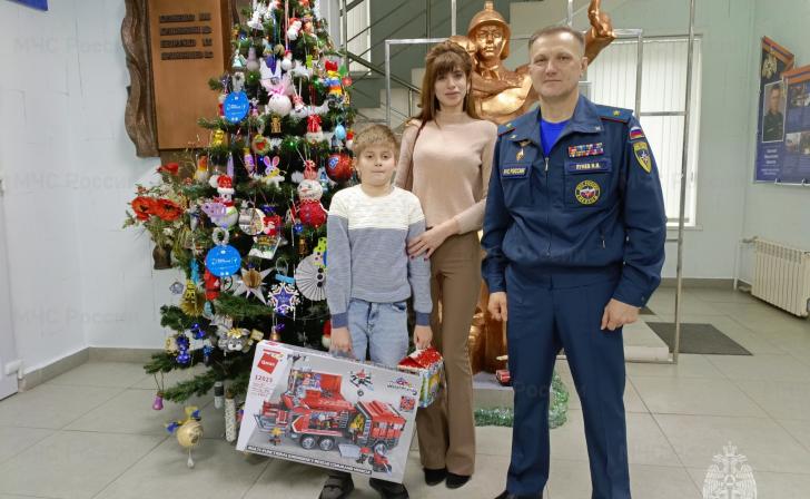 Курские спасатели исполнили новогодние желания школьников