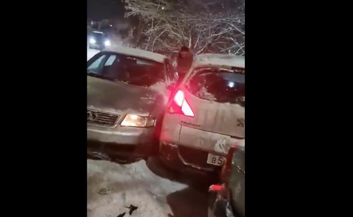 В Курске волонтеры за вечер вытолкали с «пьяной» дороги более 20 машин