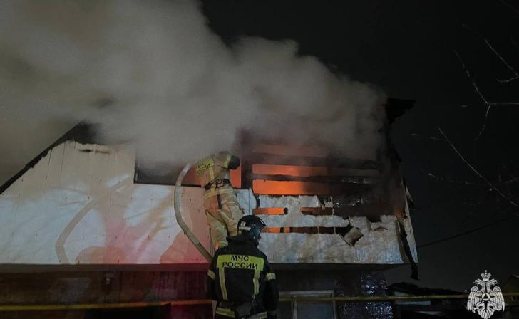 На улице Призаводской в Курске сгорела пристройка к дому