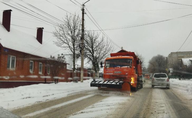 В Курске в частном секторе начали чистить снег