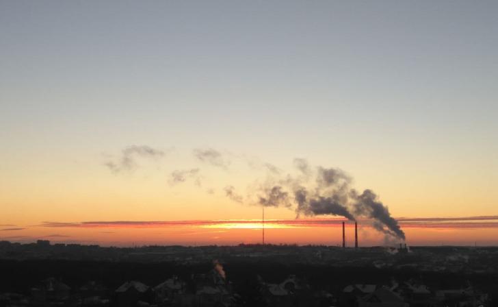 В Брянской области горит нефтебаза из-за сброса боеприпаса с украинского БПЛА