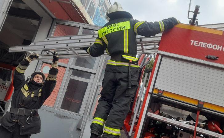На улице Орджоникидзе в Курске загорелся жилой дом