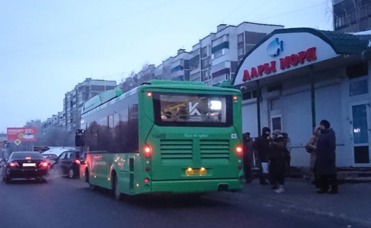 В Курске автобусы на 7 маршрутах идут с опозданием из-за ДТП на перекрестке пр. Дружбы и ул. 50 лет Октября