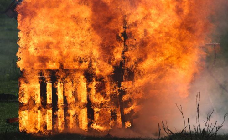 Молодая женщина и маленькая девочка пострадали во время пожара в Курской области