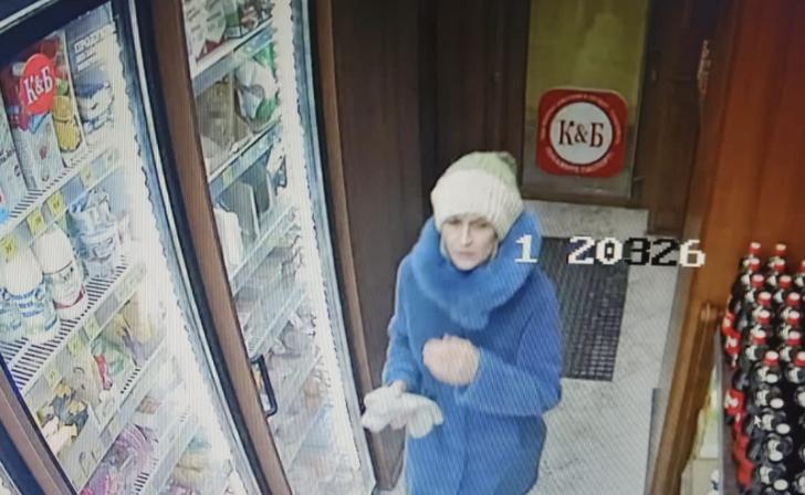 В Курске полиция устанавливает личность девушки, расплатившейся чужой банковской картой