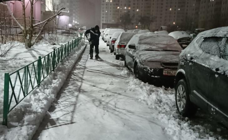 В Курске с гололедом борются 600 дворников