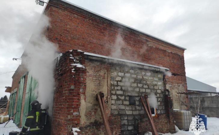 В нежилом сгоревшем здании в Курске обнаружили труп мужчины