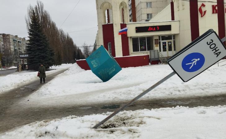 Автомобиль сбил знак «Пешеходная зона» возле кинотеатра «Сказка» в Курске