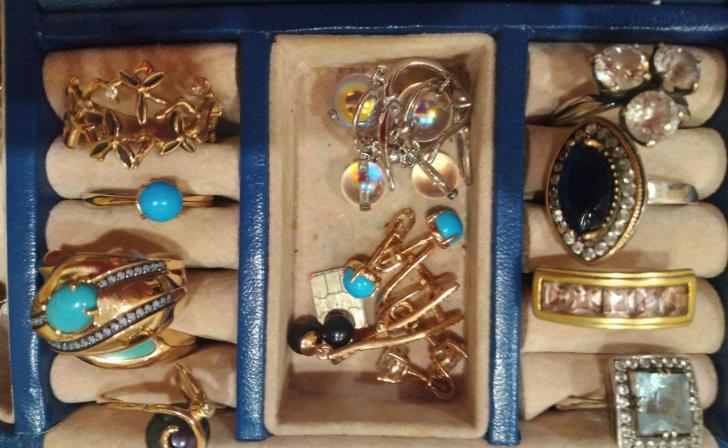 Внук украл у курской пенсионерки золотые украшения