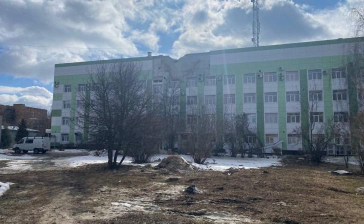 В поликлинике №6 Курска разбитые обломками БПЛА окна начали менять
