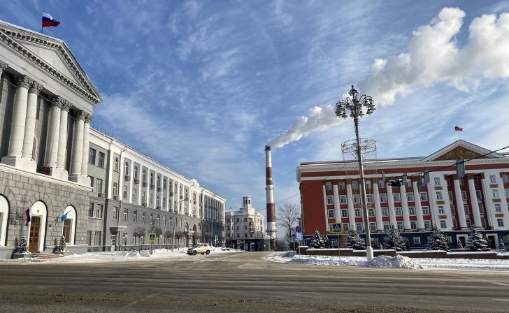 В Курске ищут поврежденные обломками ракеты дома