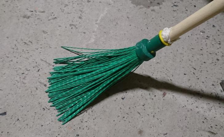 В Курске продолжают убирать песок в улиц после зимы