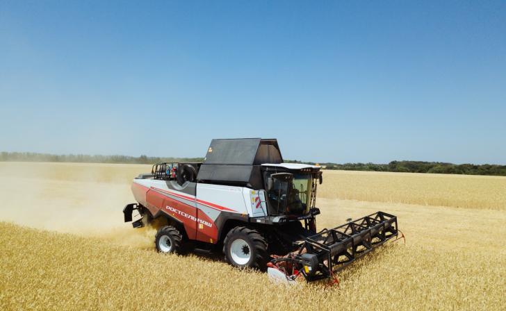 Комбайн RSM 161 помогает курским фермерам с уборкой урожая в полном объеме Комбайн RSM 161 помогает курским фермерам с уборкой урожая в полном объеме