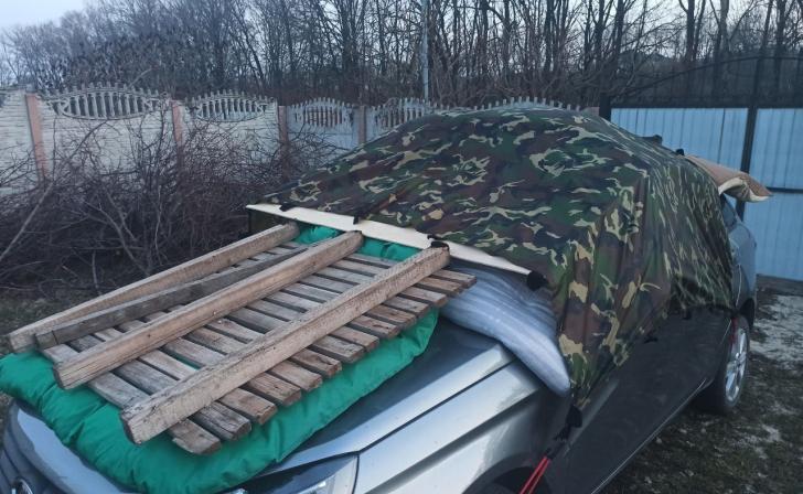 В Белгороде владельцы машин укрывают автомобили пледами, досками и матрасами