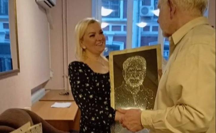 Курянка подарила джазовому пианисту Леониду Винцкевичу портрет из 6 тысяч страз
