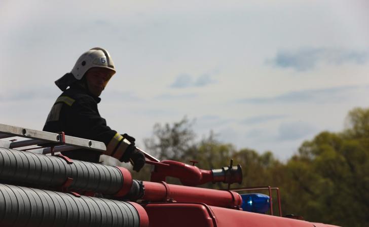 В Курске на улице Совхозной горел двухэтажный дом