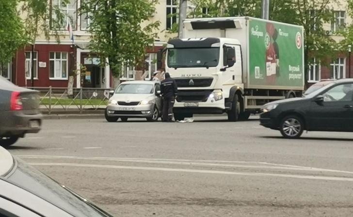 В Курске утром 26 апреля на площади Перекальского произошло ДТП