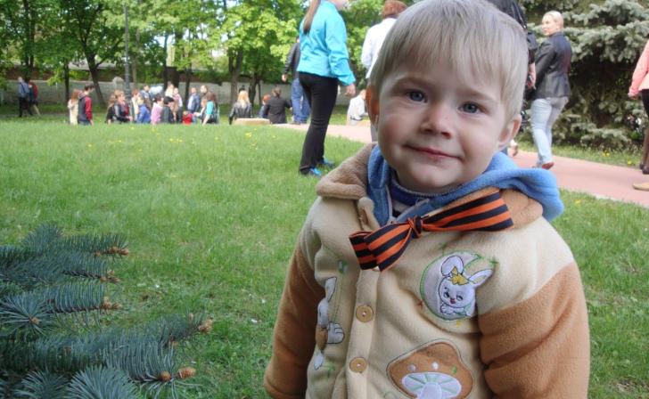 В Курске волонтеры продолжают раздавать на улицах георгиевские ленточки