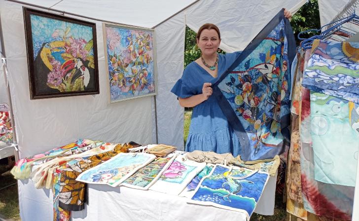 Курянка переносит картины Дейнеки на шёлк Курянка переносит картины Дейнеки на шёлк