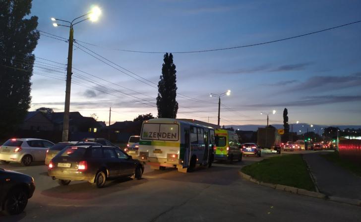 В Курске на нескольких улицах образовались пробки