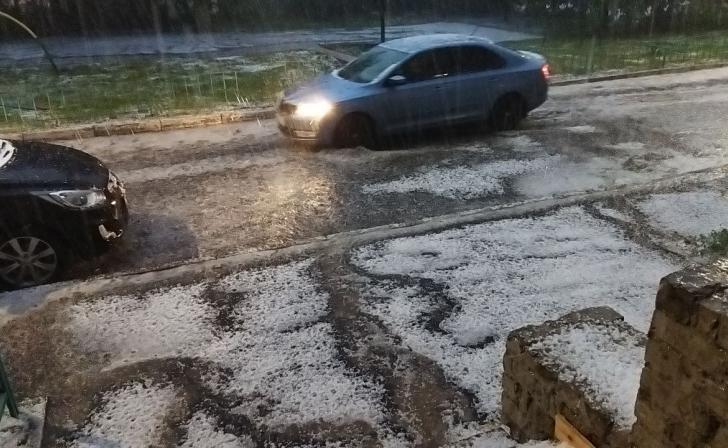 В Курске из-за сильной грозы дома на проспекте Клыкова остались без света