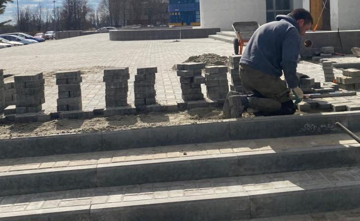 В Курске в течение месяца заменят разбитую тротуарную плитку на улице Ленина