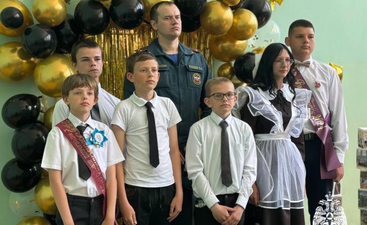 В Курской области школьники получили награды от МЧС за спасение пенсионерки