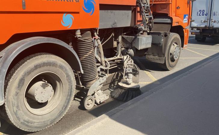 В Курске убирают дороги