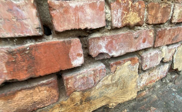 Курская прокуратура заставила установить маяки на трещины дома на Моковской Курская прокуратура заставила установить маяки на трещины дома на Моковской