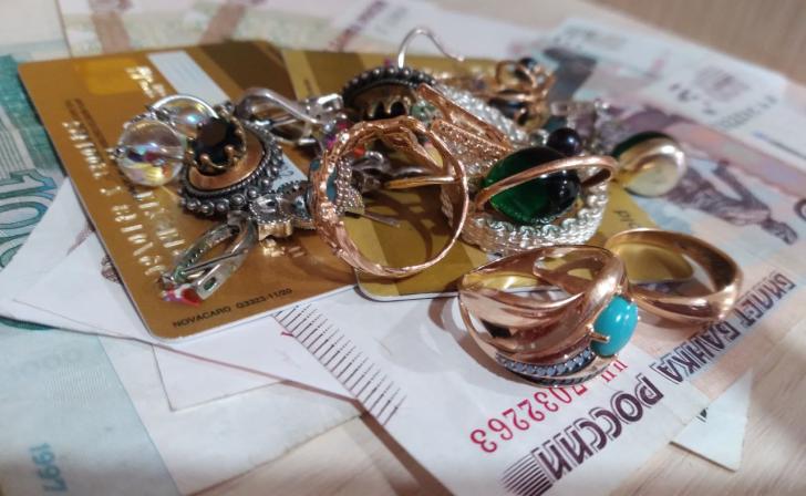 В Октябрьском районе полицейские раскрыли кражу золотых украшений у пенсионерки В Октябрьском районе полицейские раскрыли кражу золотых украшений у пенсионерки