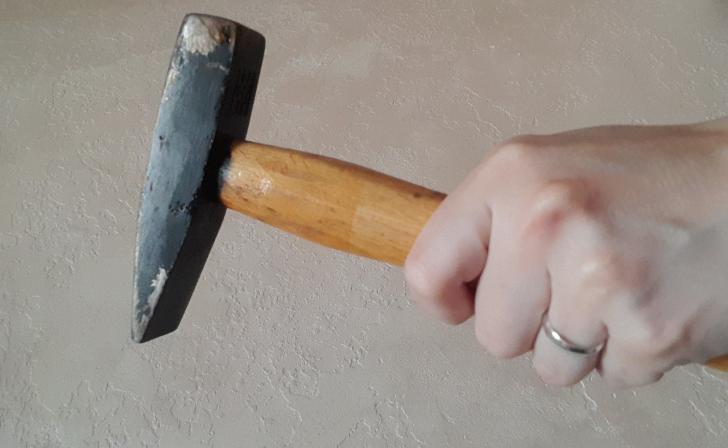 В Курской области мужчина избил соседа молотком и сел на 7 лет В Курской области мужчина избил соседа молотком и сел на 7 лет