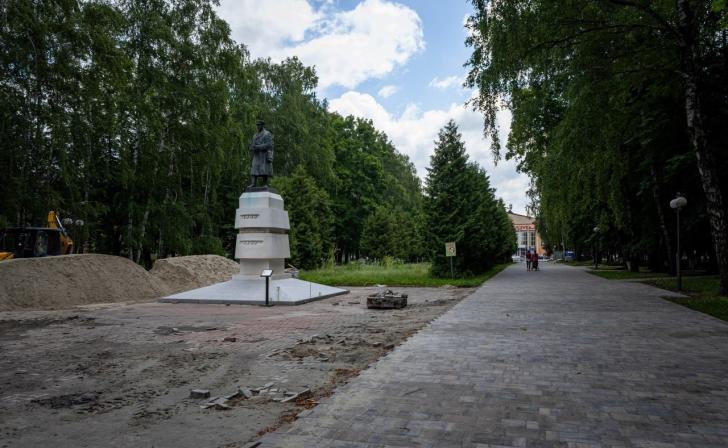 В парке Рокоссовского в Курске делают новые тропинки