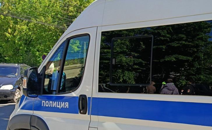 В Курске на Клыкова 12-летний подросток повредил остановку В Курске на Клыкова 12-летний подросток повредил остановку