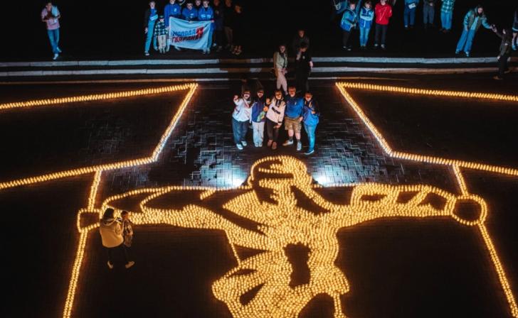 Из 8 тысяч свечей в Курске сделали композицию мемориала «Курская битва»