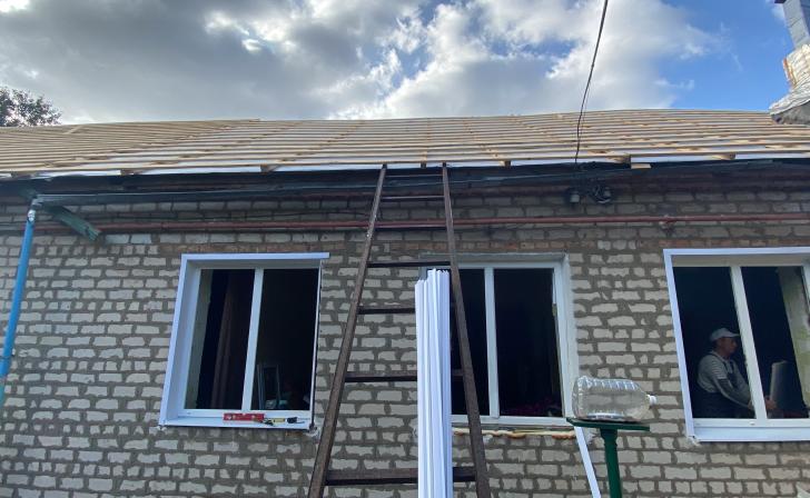 В Курской области за июнь восстановили 102 пострадавших от обстрела дома