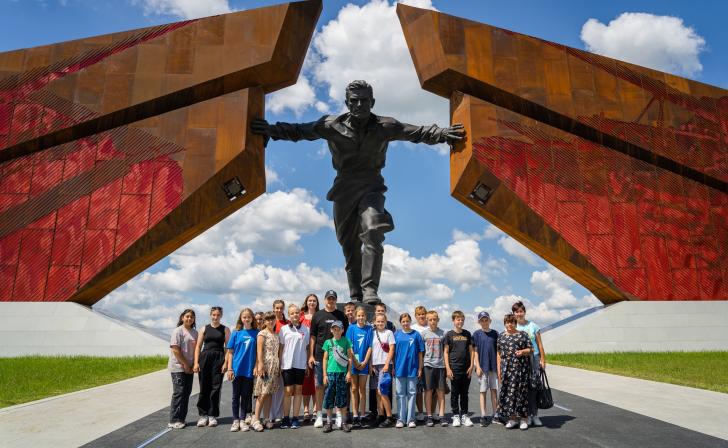 Ученики Кашарской школы Конышёвского района побывали на мемориальном комплексе в Понырях