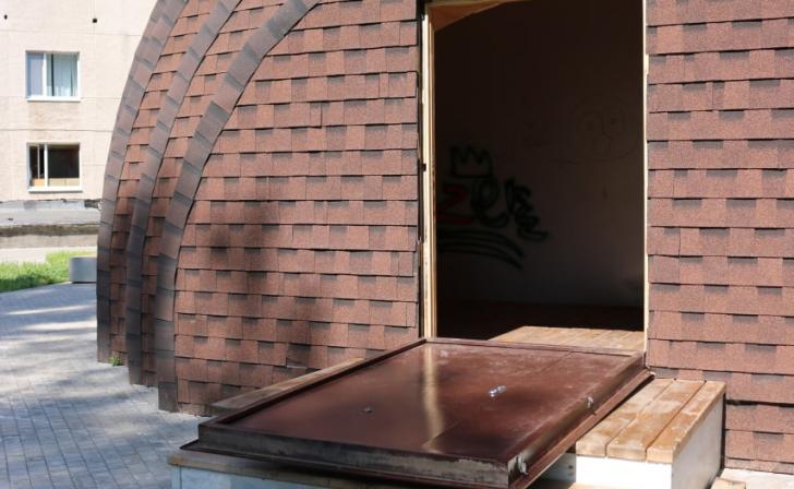 В парке Юных пионеров в Курской области вандалы разбили строение