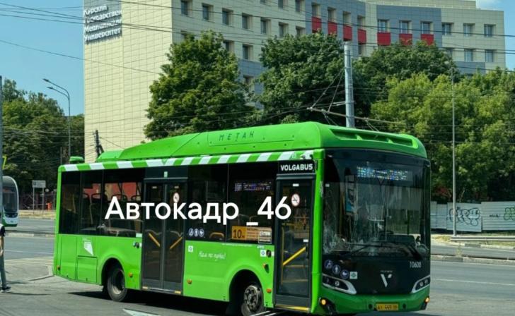 В Курске Волгабас скатился по горе и сбил дорожный знак