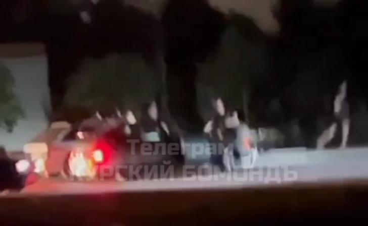 В Курской области толпа с арматурой перевернула и подожгла автомобиль