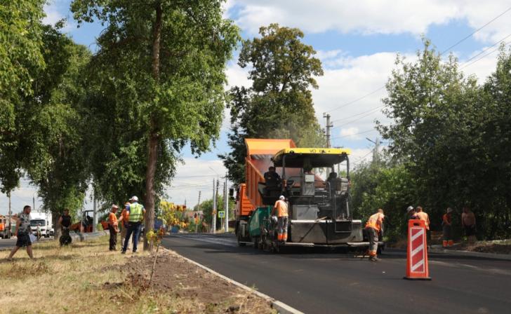 На улице Фрунзе в Курске ремонтируют дорогу